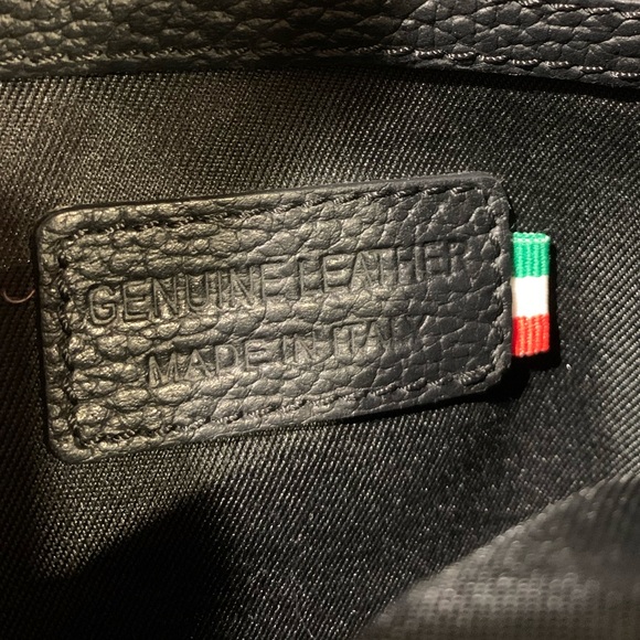 Black pebbled leather bag with long strap and zipper pocket + inside pockets - Picture 8 of 13